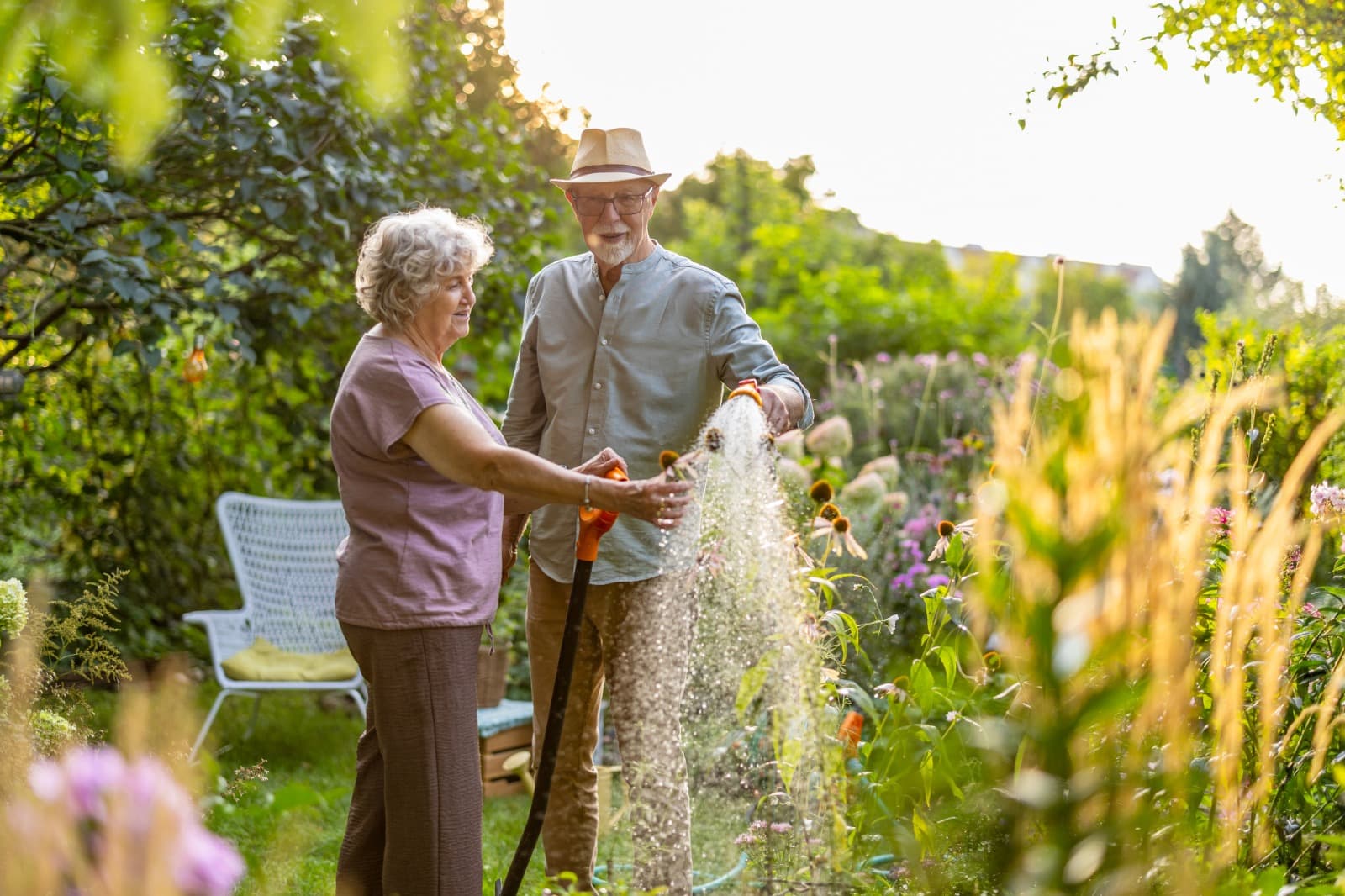 Pareja cuidando el jardín juntos