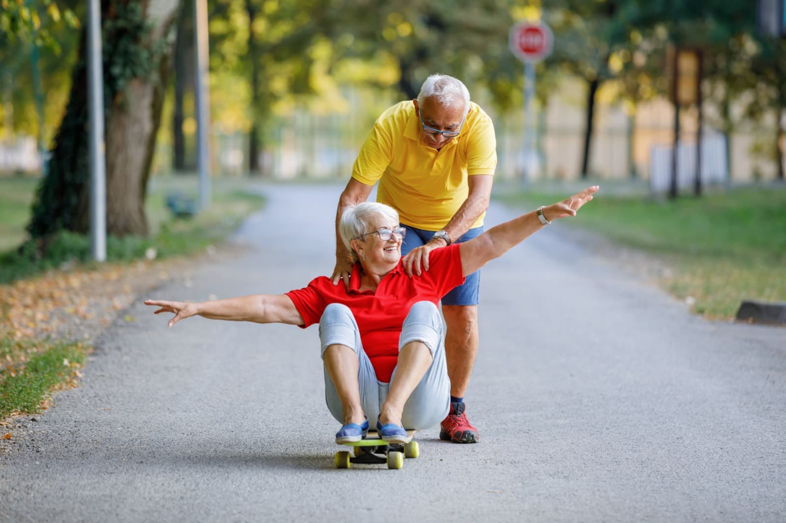 Pareja compartiendo un momento divertido al aire libre