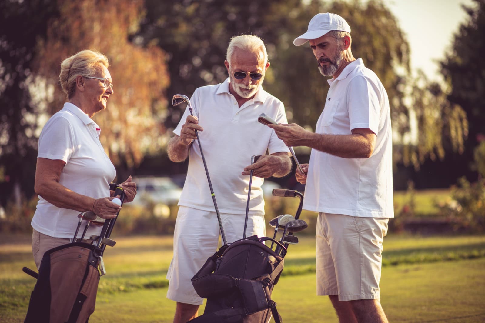 Amigos compartiendo una tarde de golf