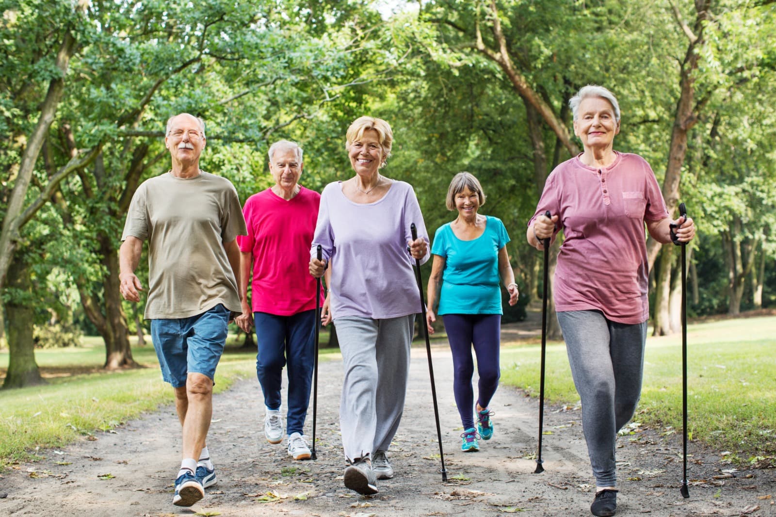 Grupo de amigos caminando al aire libre